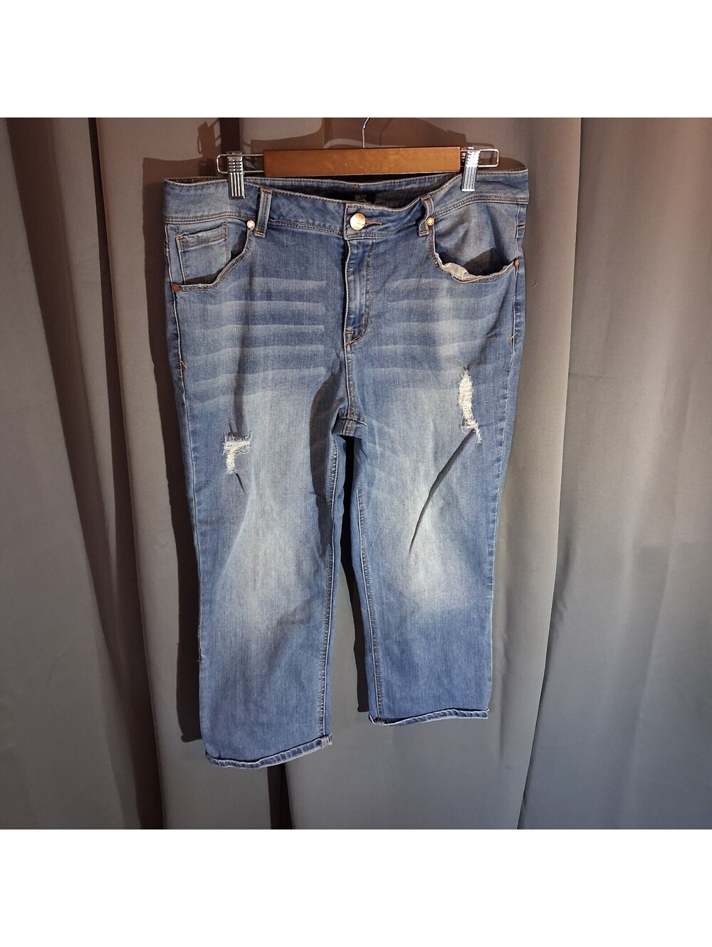 1822 Denim Light Wash Distressed Capri Jeans Size 16